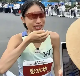 事件舆评 | “最快女护士”哭求领导支持调休跑马引热议，亟须建立兼顾个体诉求与团队协作的制度文化