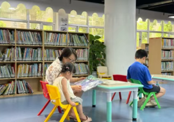 事件舆评 | 多地图书馆成暑期免费“托管班”?带娃难题究竟困住了谁